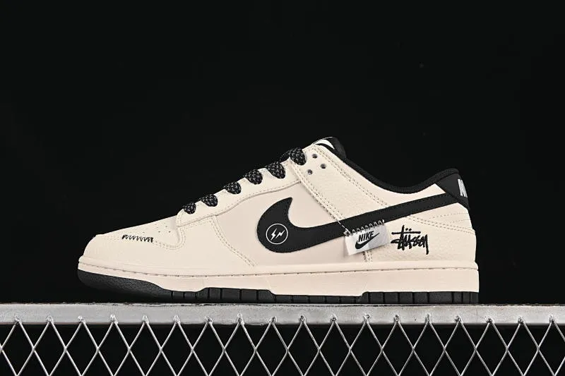 All categories Nk SB Dunk Series Nk SB Dunk Low High-end customized low-top sneakers Nike SB Dunk Low Stusi co-branded lightning beige black High-end customized low-top casual sneakers QW5836-018